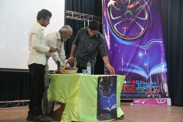 آموزش ونقد فیلم در مراسم اختتامیه جشن دانشجویی

 چهل وششمین جشنواره بین المللی فیلم رشد دانشگاه فرهنگیان هرمزگان
 11