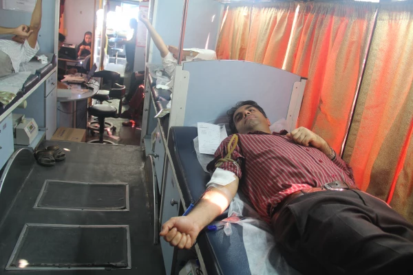 به همت کانون دانشجویی هلال احمر با هماهنگی سازمان انتقال خون انجام شد .

اهدای خون توسط دانشجویان و همکاران پردیس شهید بهشتی  هرمزگان 10