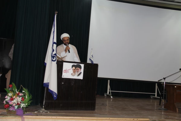 عضو مجمع جهانی تقریب مذاهب در اولین روز هفته وحدت در دانشگاه فرهنگیان بیان داشت :

قرآن کریم به ما راه را نشان داده اند و برای رسیدن به امت واحده فرموده اند باید به سرچشمه یعنی دین ابراهیم حنیف برگردیم . 2