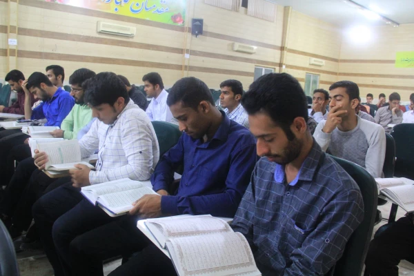 بیست و نهمین شب آذر ماه به همت کانون قرآن و عترت در پردیس شهید بهشتی هرمزگان با حضور قاریان برتر استان برگزار گردید.

دومین محفل نورانی اُنس با قرآن کریم 6