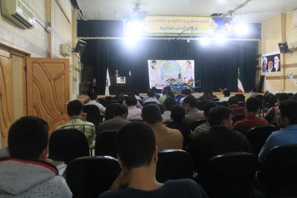 بیست و نهمین شب آذر ماه به همت کانون قرآن و عترت در پردیس شهید بهشتی هرمزگان با حضور قاریان برتر استان برگزار گردید.

دومین محفل نورانی اُنس با قرآن کریم 7