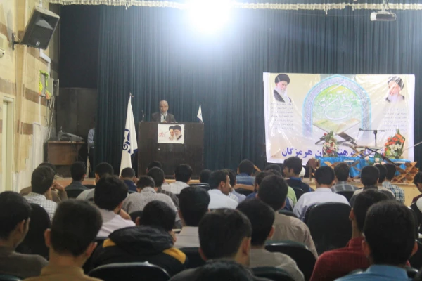 بیست و نهمین شب آذر ماه به همت کانون قرآن و عترت در پردیس شهید بهشتی هرمزگان با حضور قاریان برتر استان برگزار گردید.

دومین محفل نورانی اُنس با قرآن کریم 9