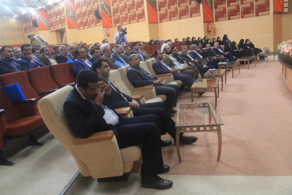 معاون دانشجویی دانشگاه فرهنگیان در جمع معاونین دانشجویی و کارشناسان مسئول دانشجویی پردیس های دانشگاه فرهنگیان در بندرعباس بیان کرد : 

معلم باید هنرمند ، نظریه پرداز، نویسنده ، ورزشکار و متخصص در حوزه فعالیتهای سیاسی و اجتماعی باشد . و این باعث تاثیر پذ