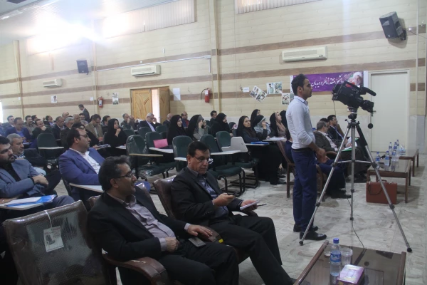 دکتر مهر محمدی سرپرست دانشگاه فرهنگیان در اولین دوره بالندگی معاونان توسعه منابع و امور دانشجویی پردیس ها و کارشناس مسئولان دانشجویی استان ها دربندرعباس گفت: 


در دانشگاه فرهنگیان ایده ال این است که برخوردهای انضباطی شکل نگیرد.
 3