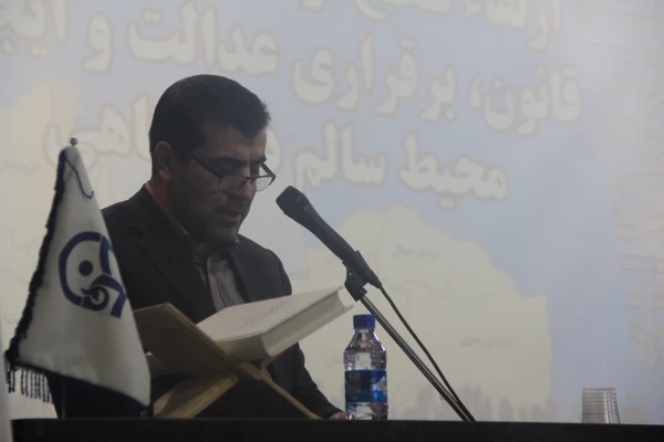 حسنی راد رئیس اداره حفاظت فیزیکی دانشجویان حراست دانشگاه فرهنگیان در بندرعباس بیان داشت:

با آگاهی دادن به دانشجومعلمان در خصوص تخلفات و تنبیهات در نظر گرفته شده، جلوی بسیاری از تخلفتات را میتوان گرفت. 3