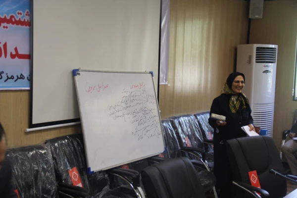 جلسه هم اندیشی استادان ریاضی دانشگاه فرهنگیان هرمزگان و سرگروههای آموزشی ریاضی متوسطه اول و دوم مناطق 22 گانه استان هرمزگان با حضور دکتر زهرا گویا و دکتر مانی رضایی اساتید آموزش ریاضی و اعضای هیات علمی دانشگاه هرمزگان 3