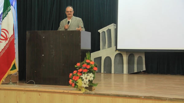 دکتر سید منصور واعظ پور استاد دانشگاه صنعتی امیر کبیر در افتتاحیه اولین همایش استانی آموزش ریاضی دانشگاه فرهنگیان هرمزگان :

روح ریاضیات ، تزریق تفکر و اندیشه ورزی در شهروندان جامعه است . 10