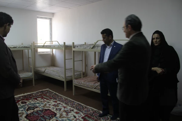 با حضور سرپرست دانشگاه فرهنگیان نماینده مردم بندرعباس در مجلس شورای اسلامی و فرماندار بندرعباس، فرماندار جاسک ، مدیر کل سیاسی امنیتی استانداری و معاون پژوهشی و برنامه ریزی اداره کل آموزش و پرورش استان و روسای دانشگاه های استان جمعی از مسئولین برگزار شد :