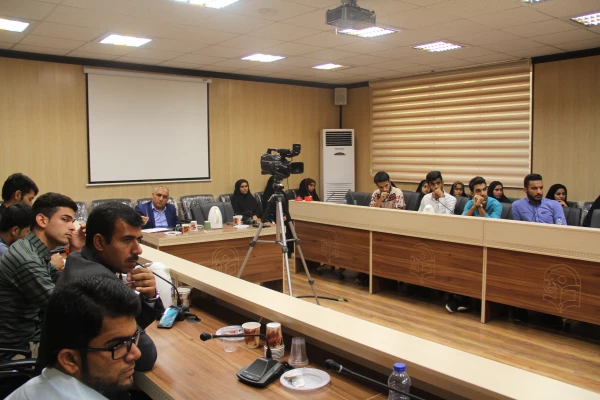 دکتر مهر محمدی در نشست صمیمی با دبیران و اعضای کانون ها و تشکل ها و انجمن های علمی دانشجویان دانشگاه فرهنگیان هرمزگان  3