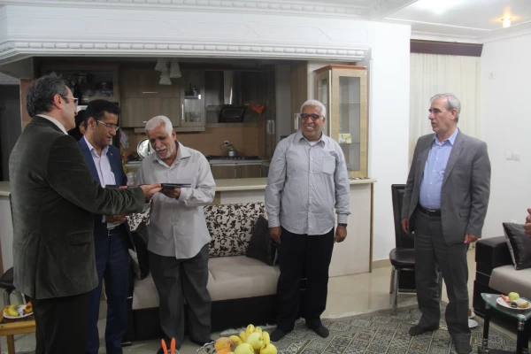 دیدار سرپرست دانشگاه فرهنگیان با خانواده دانشجو معلم شهید ابراهیم تنیده 8