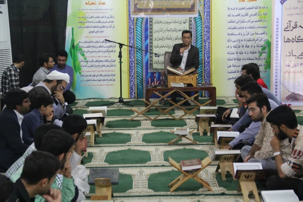 مدیر استانی دانشگاه در مراسم هفته وحدت قرآن دانشگاه و محفل انس با قرآن کریم : وحدت حول قرآن کریم، مسلمانان را به قدرت مطلق در جهان تبدیل می کند. 4