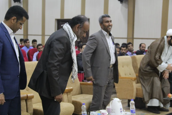 نشر و انتقال پیام شهدا وظیفه همه ماست
دکتر ضیایی رئیس پردیس های دانشگاه فرهنگیان هرمزگان گفت: تکریم خانواده معظم شهدا ،نشر وانتقال پیام ها و رشادت های شهیدان وظیفه همه ماست 8