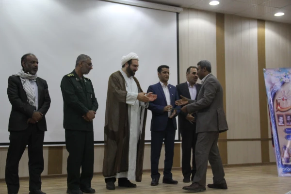 نشر و انتقال پیام شهدا وظیفه همه ماست
دکتر ضیایی رئیس پردیس های دانشگاه فرهنگیان هرمزگان گفت: تکریم خانواده معظم شهدا ،نشر وانتقال پیام ها و رشادت های شهیدان وظیفه همه ماست 12