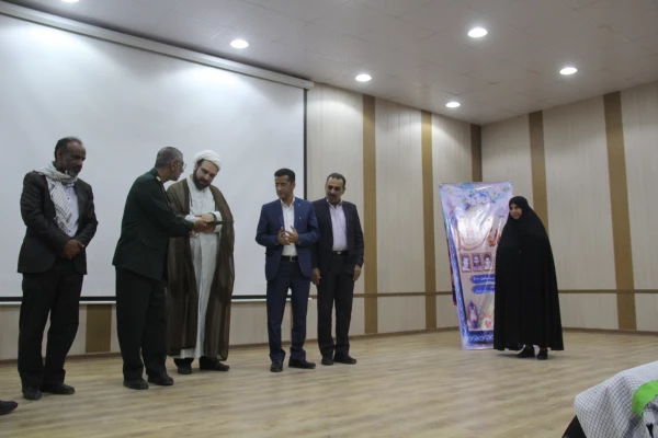 نشر و انتقال پیام شهدا وظیفه همه ماست
دکتر ضیایی رئیس پردیس های دانشگاه فرهنگیان هرمزگان گفت: تکریم خانواده معظم شهدا ،نشر وانتقال پیام ها و رشادت های شهیدان وظیفه همه ماست 13