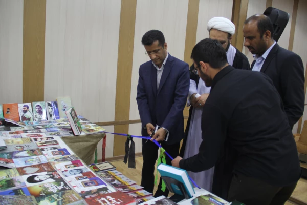 با حضور مدیر استانی دانشگاه فرهنگیان،  فرمانده ناحیه بسیج دانشجویی استان و جمعی از مسئولین طی مراسمی برگزار شد. 

افتتاح کتابخانه خاطرات شهدا 4