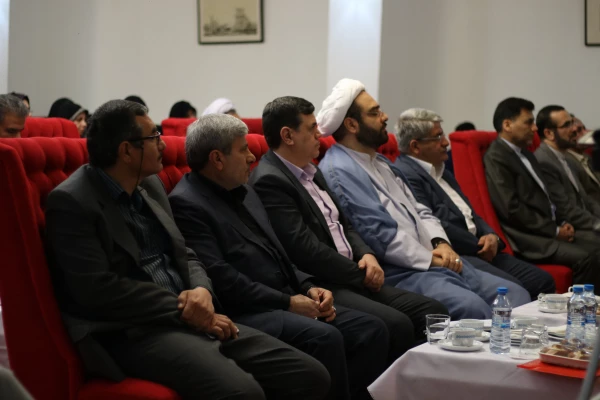 دکتر رئوفی معاون توسعه و منابع انسانی استانداری هرمزگان در هجدهمین اجلاس سرا سری مدیریت امور پردیس های استانی سرپرستان پردیس ها و واحد های تابعه دانشگاه فرهنگیان در بندرعباس بیان داشتند :
امروز باید دانشگاهها دانشجویان خلاق و کارآفرین تربیت کنند. 4