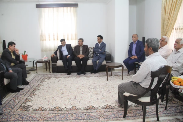 دیدار سرپرست دانشگاه فرهنگیان کشور با خانواده دانشجو معلم شهید ابراهیم تنیده در بندرعباس 5