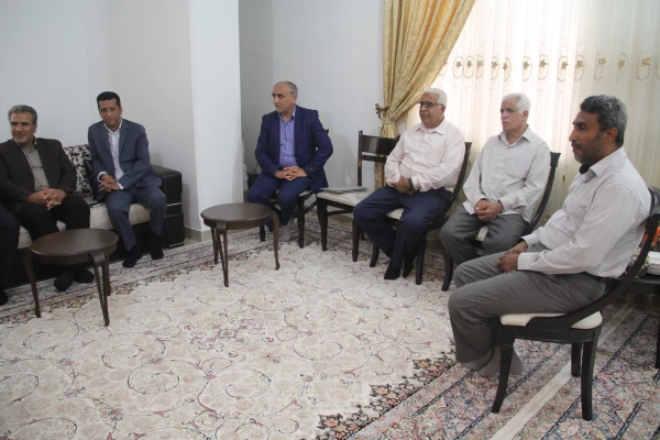 دیدار سرپرست دانشگاه فرهنگیان کشور با خانواده دانشجو معلم شهید ابراهیم تنیده در بندرعباس 4