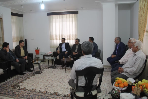 دیدار سرپرست دانشگاه فرهنگیان کشور با خانواده دانشجو معلم شهید ابراهیم تنیده در بندرعباس 6