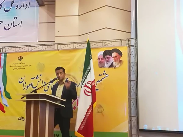 سرپرست امور پردیس های استان هرمزگان در جمع برگزیدگان جشنواره جابرین حیان اداره آموزش و پرورش هرمزگان: 

تقویت روحیه نقد و پرسشگری در مدارس ابتدایی زمینه ساز تربیت شهروندان مسئول برای جامعه است . 2