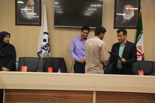 به مناسبت هفته کتاب و کتابخوانی برگزار شد :

تجلیل از کتابداران پردیس های هرمزگان و فعالان دانشجوئی حوزه کتاب و کتابخوانی 8