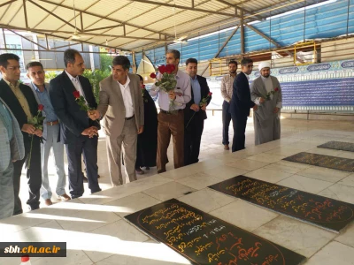 مدیر کل جدید آموزش و پرورش هرمزگان به همراه سرپرست دانشگاه فرهنگیان استان و اعضای شورای معاونان اداره کل آموزش و پرورش هرمزگان با حضور در مزار شهدای گمنام بندرعباس نسبت به مقام شامخ آنان ادای احترام نمودند.