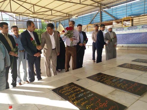 مدیر کل جدید آموزش و پرورش هرمزگان به همراه سرپرست دانشگاه فرهنگیان استان و اعضای شورای معاونان اداره کل آموزش و پرورش هرمزگان با حضور در مزار شهدای گمنام بندرعباس نسبت به مقام شامخ آنان ادای احترام نمودند. 2