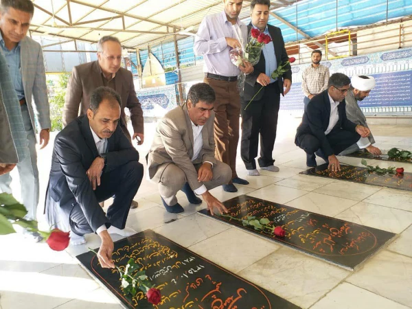 مدیر کل جدید آموزش و پرورش هرمزگان به همراه سرپرست دانشگاه فرهنگیان استان و اعضای شورای معاونان اداره کل آموزش و پرورش هرمزگان با حضور در مزار شهدای گمنام بندرعباس نسبت به مقام شامخ آنان ادای احترام نمودند. 4