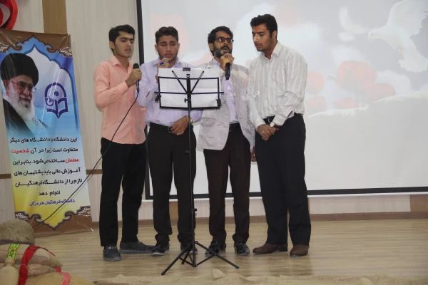 با حضور خانواده شهدای تربیت معلم و شهدای مدافع حـرم ومدیر کل بنیاد شهید استان هرمزگان برگزار گردید .

چهـارمین یادواره شـهدای تربیت معـلم استـان هرمـزگـان 3