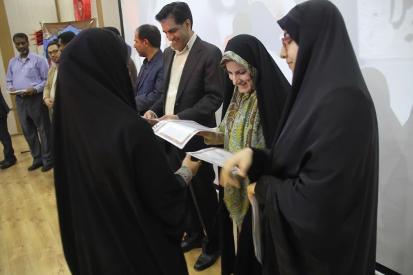 با حضور خانواده شهدای تربیت معلم و شهدای مدافع حـرم ومدیر کل بنیاد شهید استان هرمزگان برگزار گردید .

چهـارمین یادواره شـهدای تربیت معـلم استـان هرمـزگـان 2