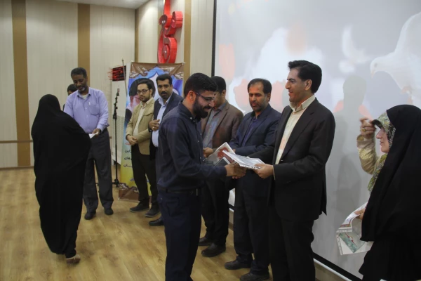 با حضور خانواده شهدای تربیت معلم و شهدای مدافع حـرم ومدیر کل بنیاد شهید استان هرمزگان برگزار گردید .

چهـارمین یادواره شـهدای تربیت معـلم استـان هرمـزگـان 2