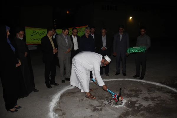 با حضور دکتر خاکی معاون طرح و برنامه دانشگاه فرهنگیان و مدیران استانی عملیات احداث خوابگاه 700 نفره و ساختمان آموزشی 25 کلاسه پردیس فاطمه الزهرا  (س ) آغاز شد. 6