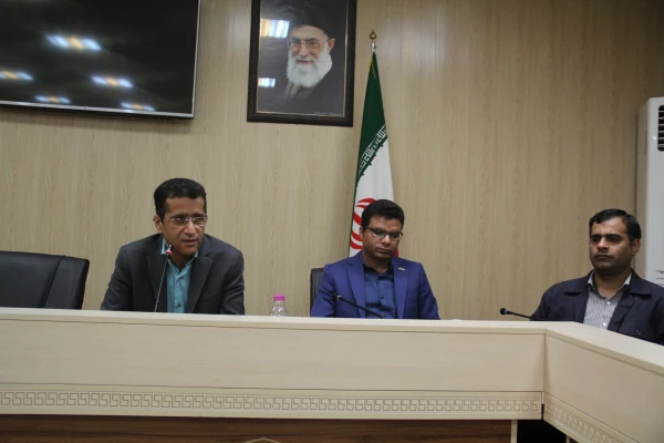 نشست خبری مدیریت امور پردیس های استان هرمزگان با اصحاب رسانه و تجلیل از خبرنگاران حوزه دانشگاه
 3