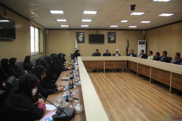 دکتر انصاری راد معاون دانشجویی دانشگاه در نشست اداری پردیس های استان هرمزگان
با پذیرش حداکثری دانشجو به توسعه و بالندگی آموزش و پرورش کمک می کنیم 7