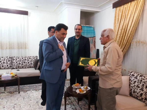 دیدار دکتر محمـدی معـاون فرهنگی دانشگاه فرهنگیـان با  خانواده شهید تنیده از شهـدای تربیت معلم استان هرمزگان 2